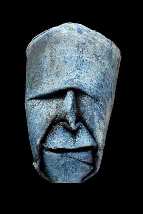 Des visages en rouleaux de papier toilette