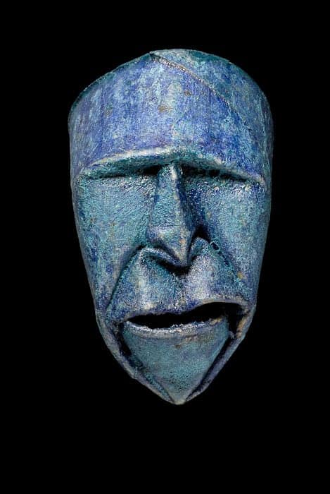 Des visages en rouleaux de papier toilette
