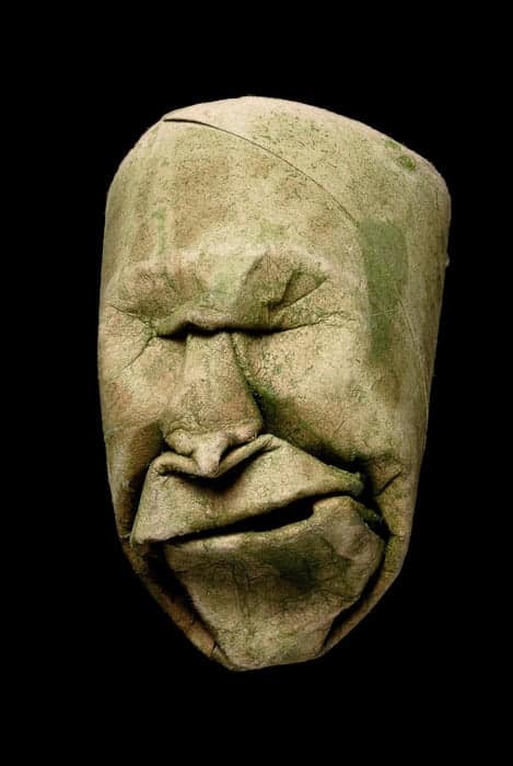 Des visages en rouleaux de papier toilette