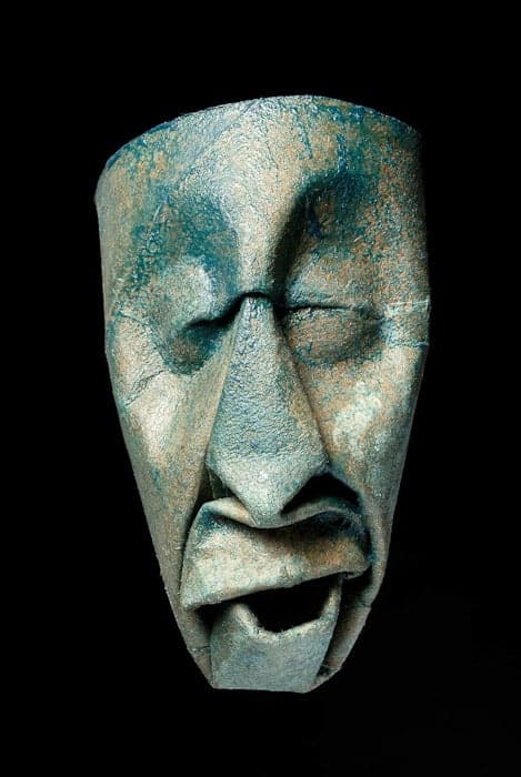 Des visages en rouleaux de papier toilette