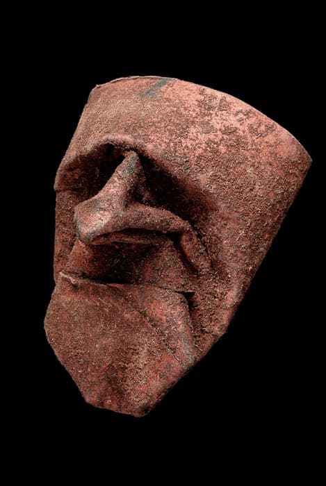 Des visages en rouleaux de papier toilette