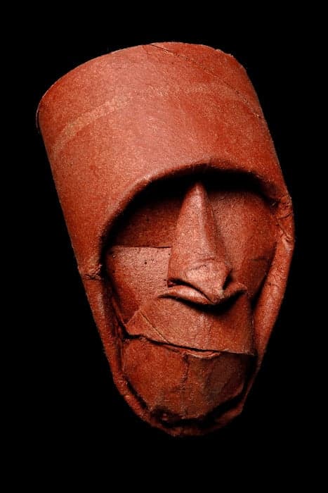 Des visages en rouleaux de papier toilette